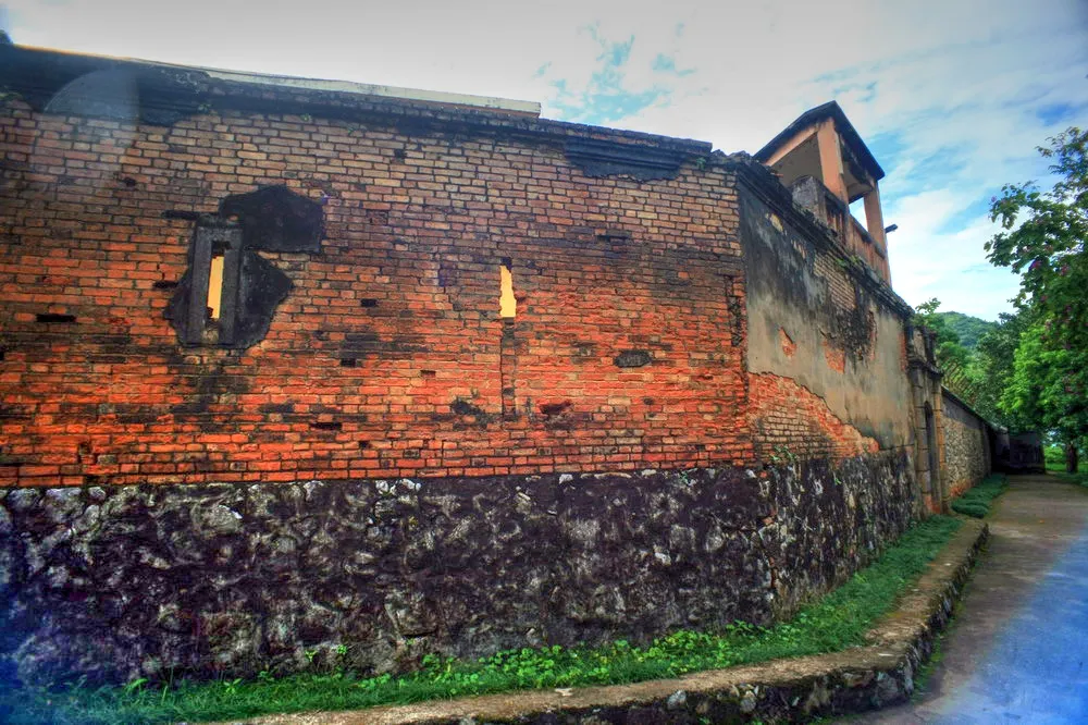 Tường bao xung quanh Nhà Tù Sơn La