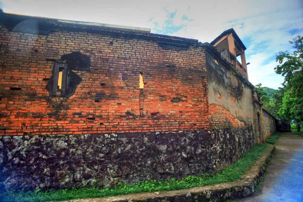 Tường bao xung quanh Nhà Tù Sơn La