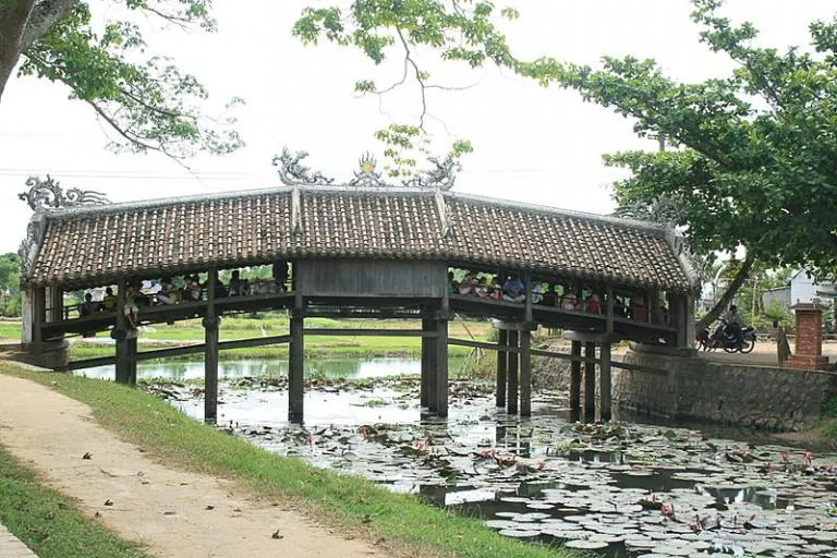 Khung cảnh tại Cầu ngói Thanh Toàn