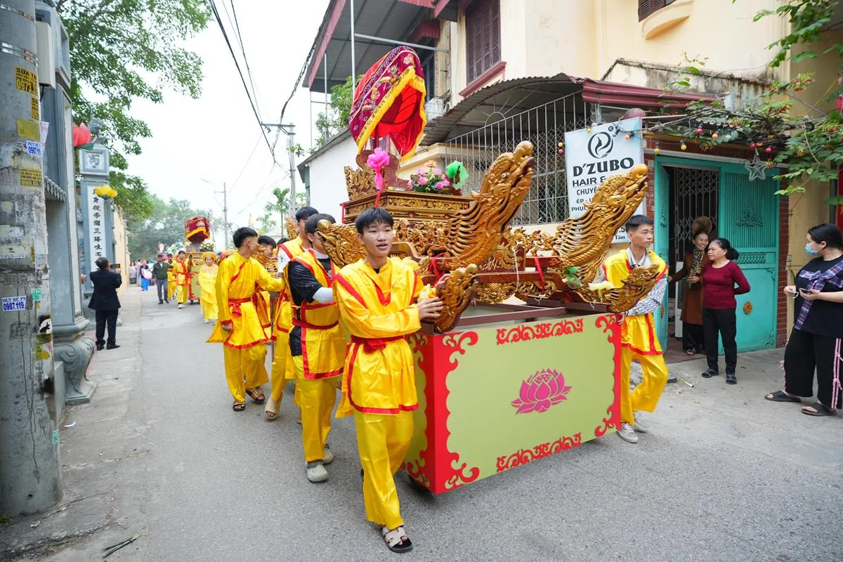 Lễ rước kiệu tại Lễ hội đình làng Yên Phú