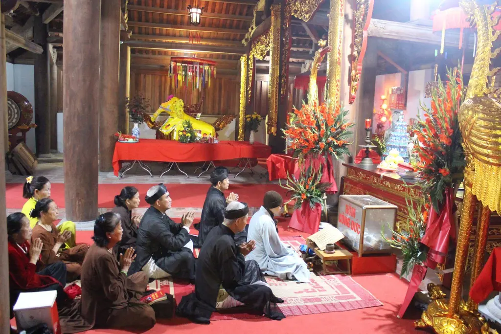 Người dân làm lễ cúng Thành hoàng làng tại Hội đình Bình Minh