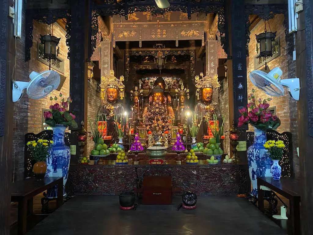 Cảnh quan bên trong Chùa Bà Đá