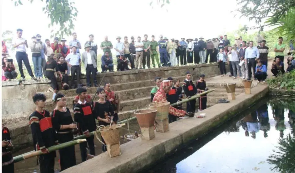 Thầy cúng tiến hành các nghi thức và đọc lời khấn tại Lễ cúng bến nước