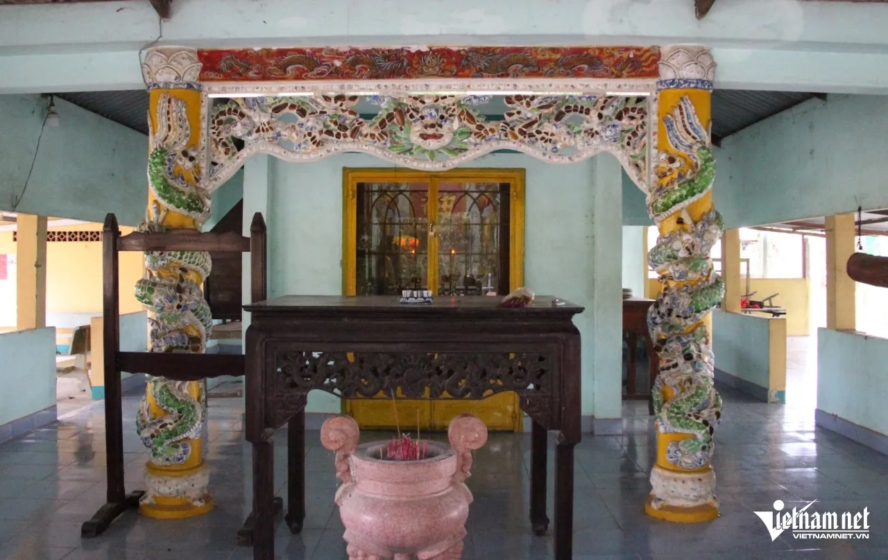 Hương án trước chính điện Đình Cây Sộp