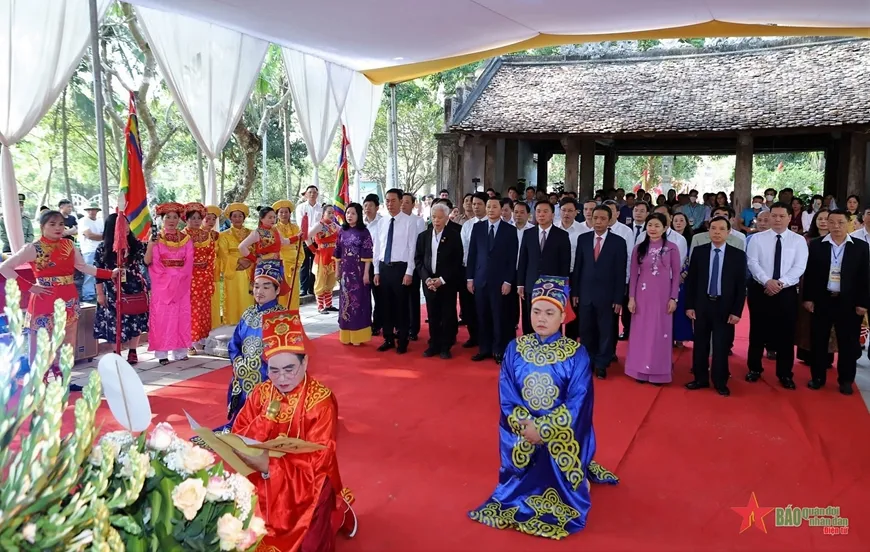 Tiến hành các nghi thức truyền thống Lễ hội Đền thờ Lê Hoàn