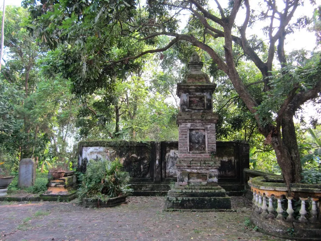 Tháp đá tại Chùa Mét
