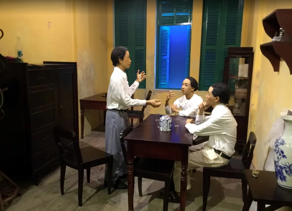 Tượng sáp mô phỏng các cán bộ trao đổi công việc thời hoạt động cách mạng tại Hồng Anh Thư Quán