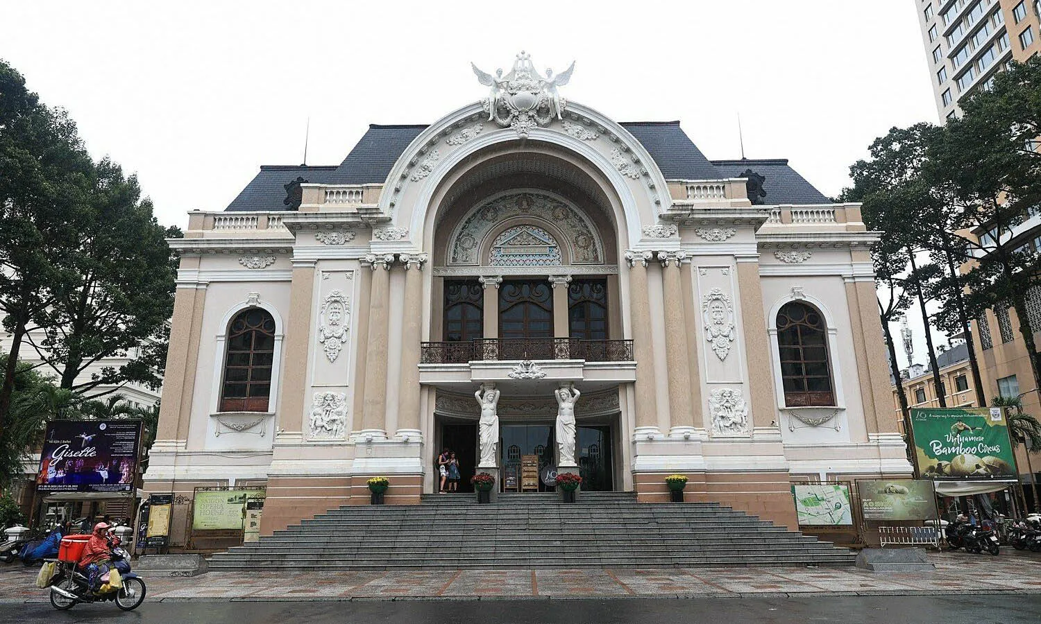Cảnh quan Nhà hát Thành phố Hồ Chí Minh