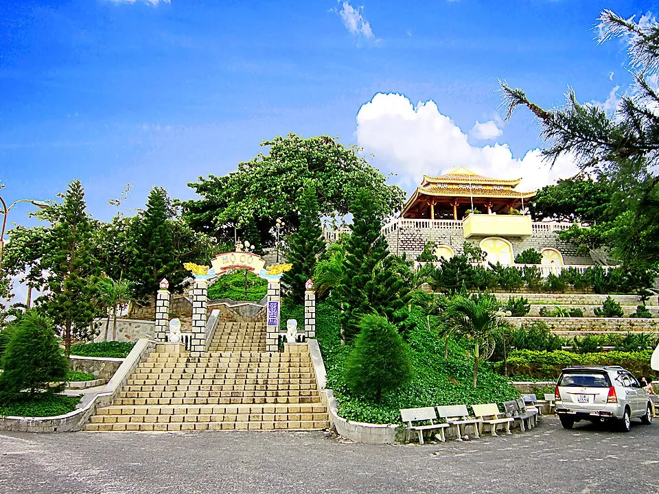 Mộ Cô tọa lạc trên đồi Cô Sơn