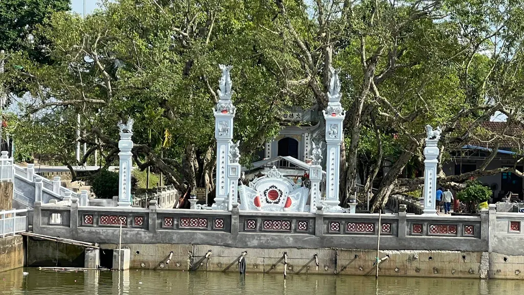 Cảnh quan bên ngoài di tích Đình Chử Xá