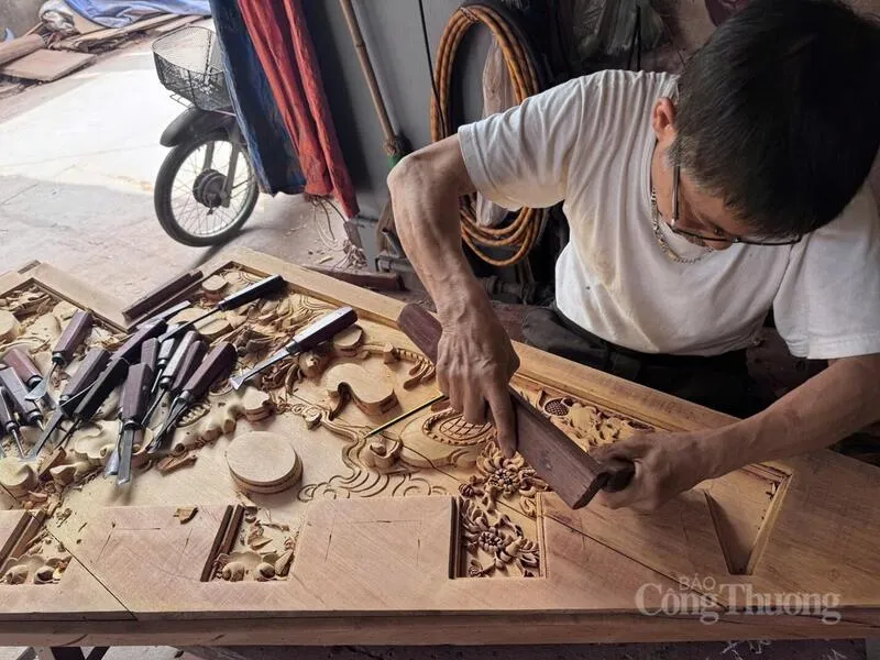 Nghệ nhân làng mộc Phù Yên tỉ mỉ chạm khắc hoa văn