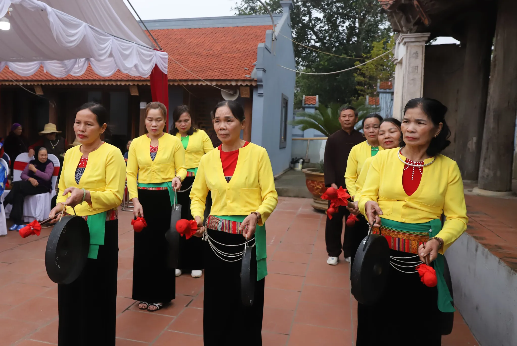 Diễn tấu cồng chiêng tại Lễ hội đình Thạch Khoán