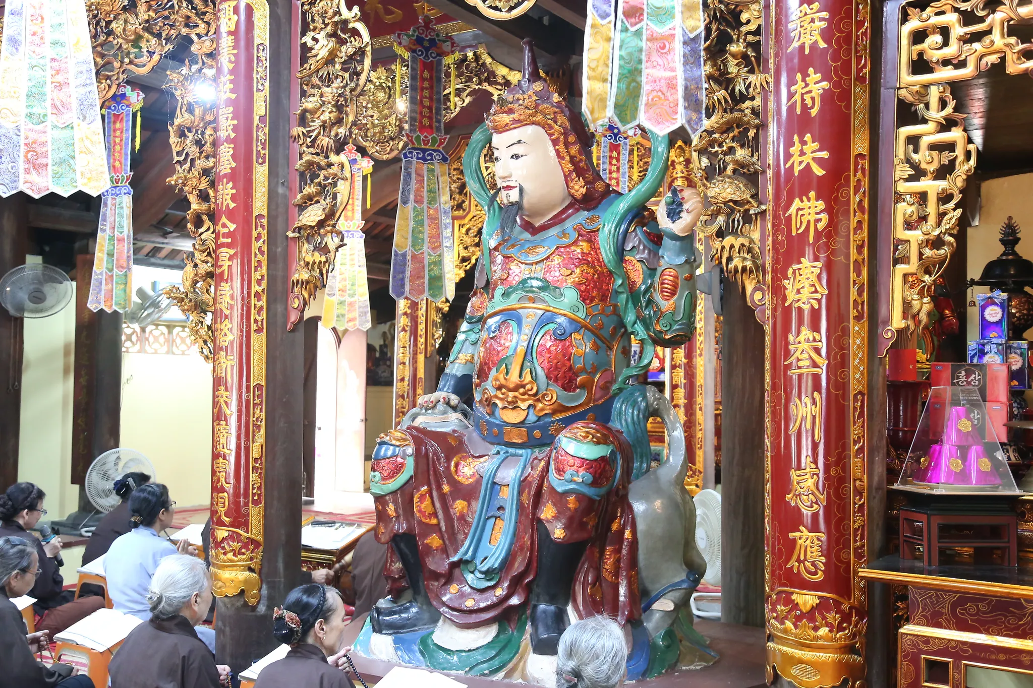 Tượng hộ pháp trong Chùa Linh Ứng (Chùa Thị Cấm)