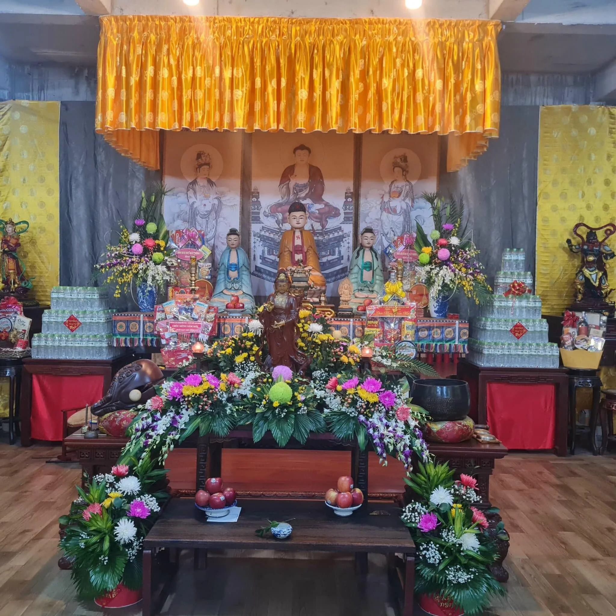 Ban thờ bên trong Chùa Sắc Tứ Trường Thọ