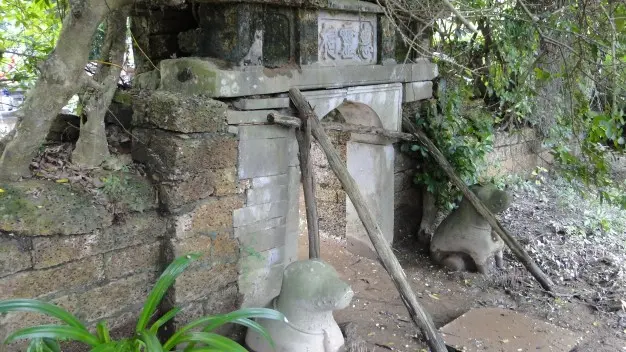 Cổng Lăng đá lại Yên