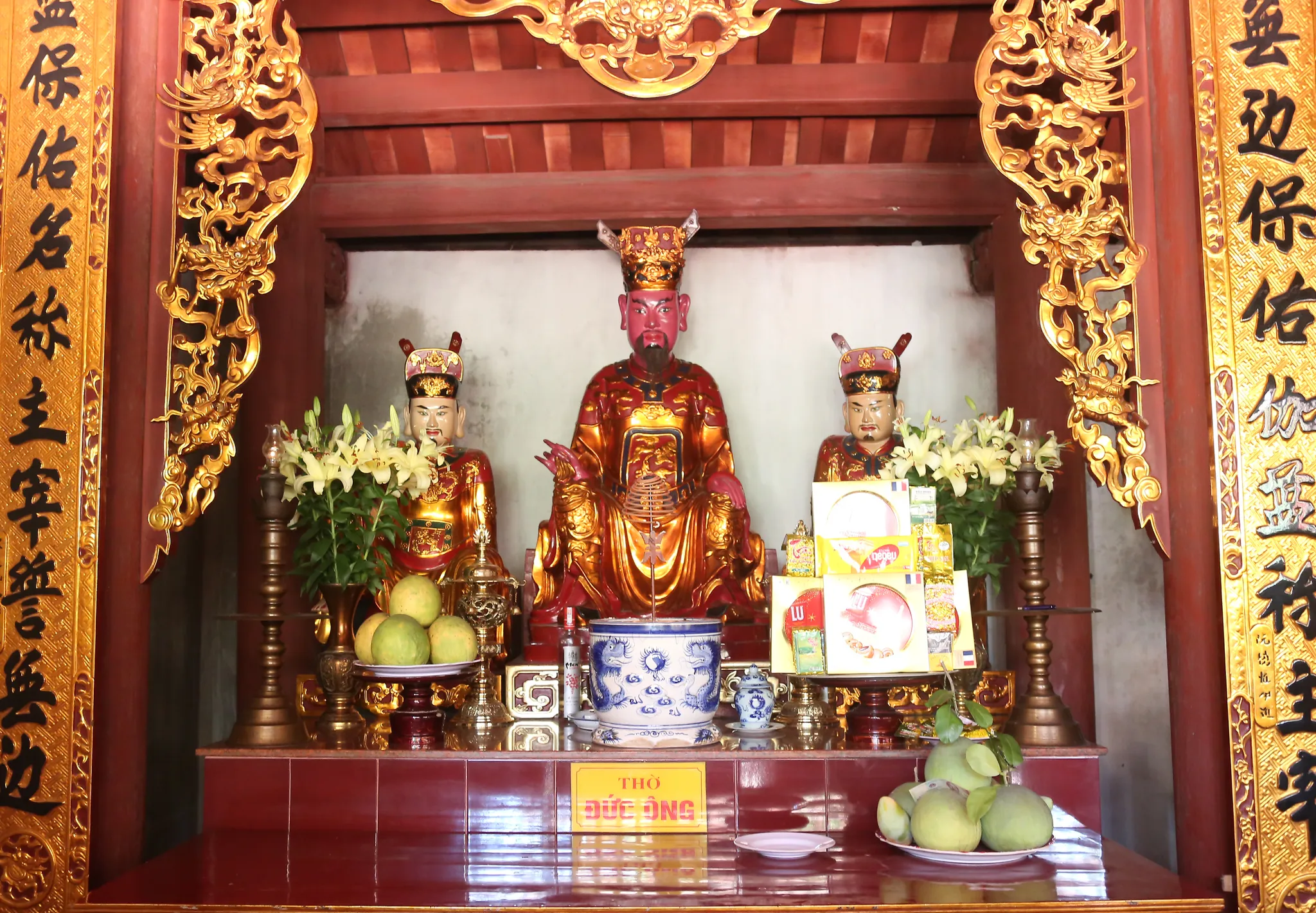 Ban thờ đức ông trong chùa Đại Bi