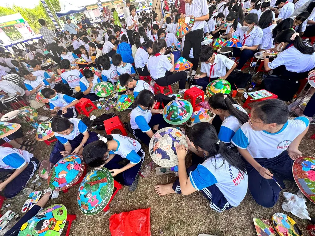Hội thi vẽ nón lá tại Lễ hội “Hương Bưởi Bạch Đằng”