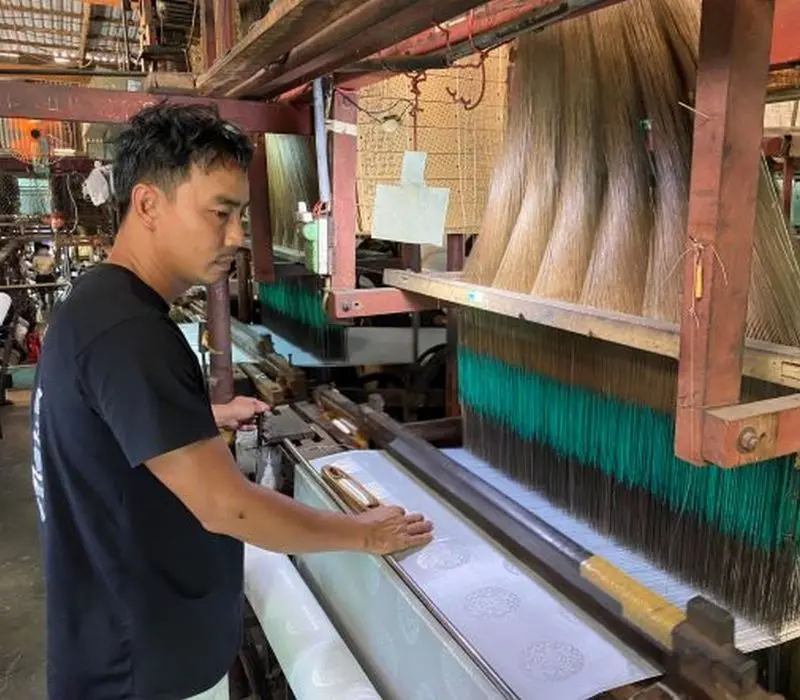 Công đoạn dệt lụa Tân Châu