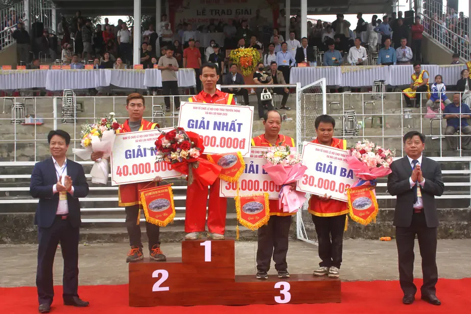 Ban tổ chức lễ hội trao giải cho các chủ trâu tại Lễ hội chọi trâu Hải Lựu