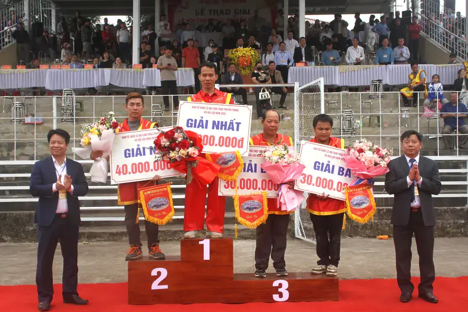 Ban tổ chức lễ hội trao giải cho các chủ trâu tại Lễ hội chọi trâu Hải Lựu