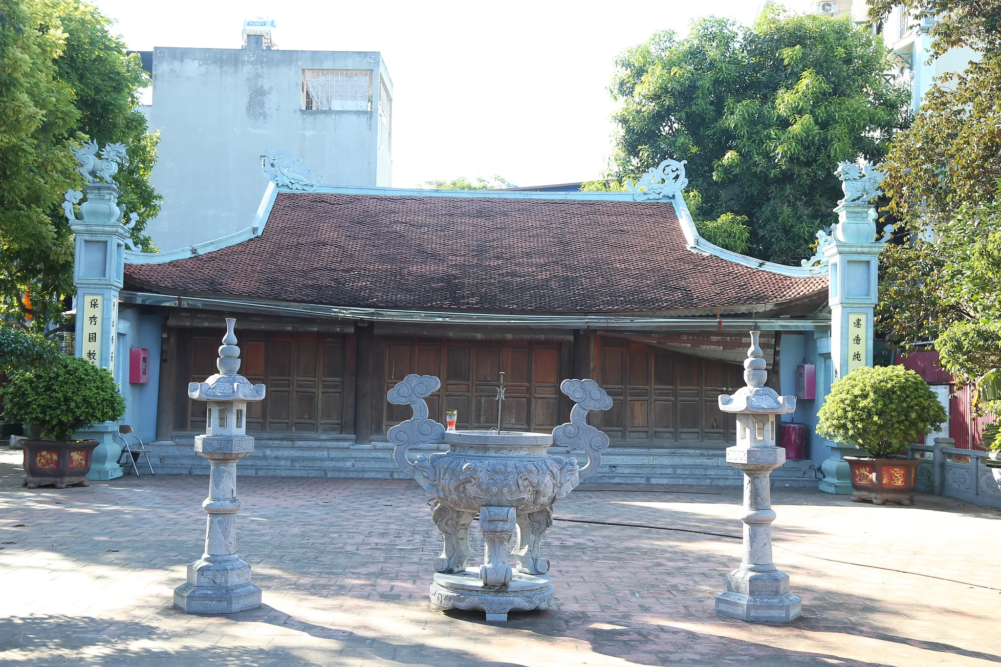 Lư hương trước đình Miêu Nha
