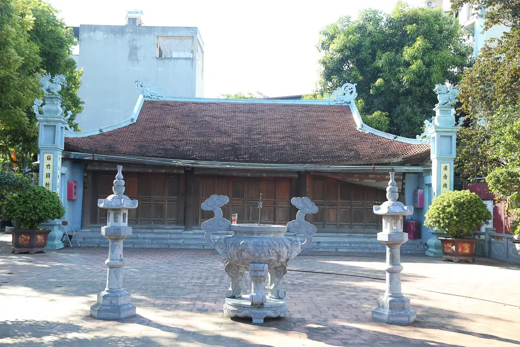 Lư hương trước đình Miêu Nha