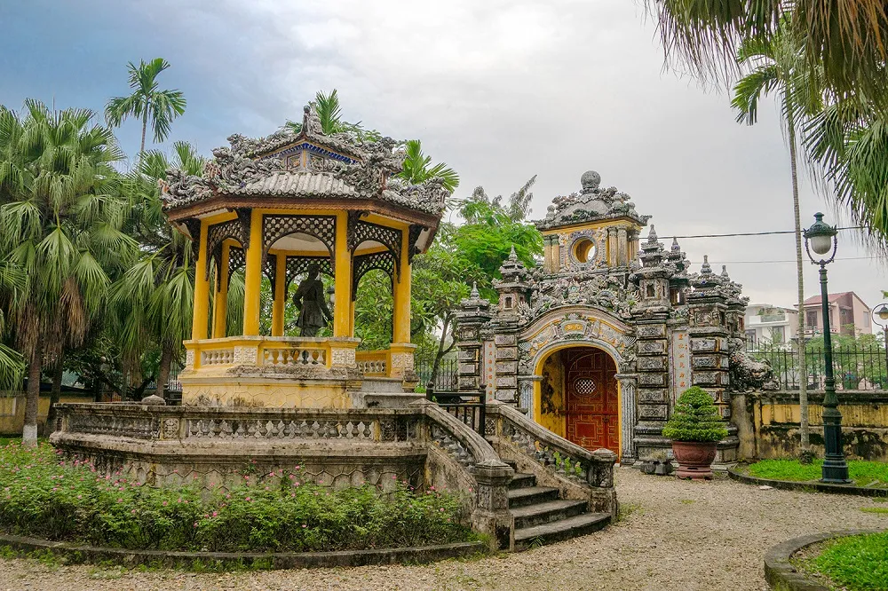 Đình Trung Lập nằm trong khuôn viên Cung An Định