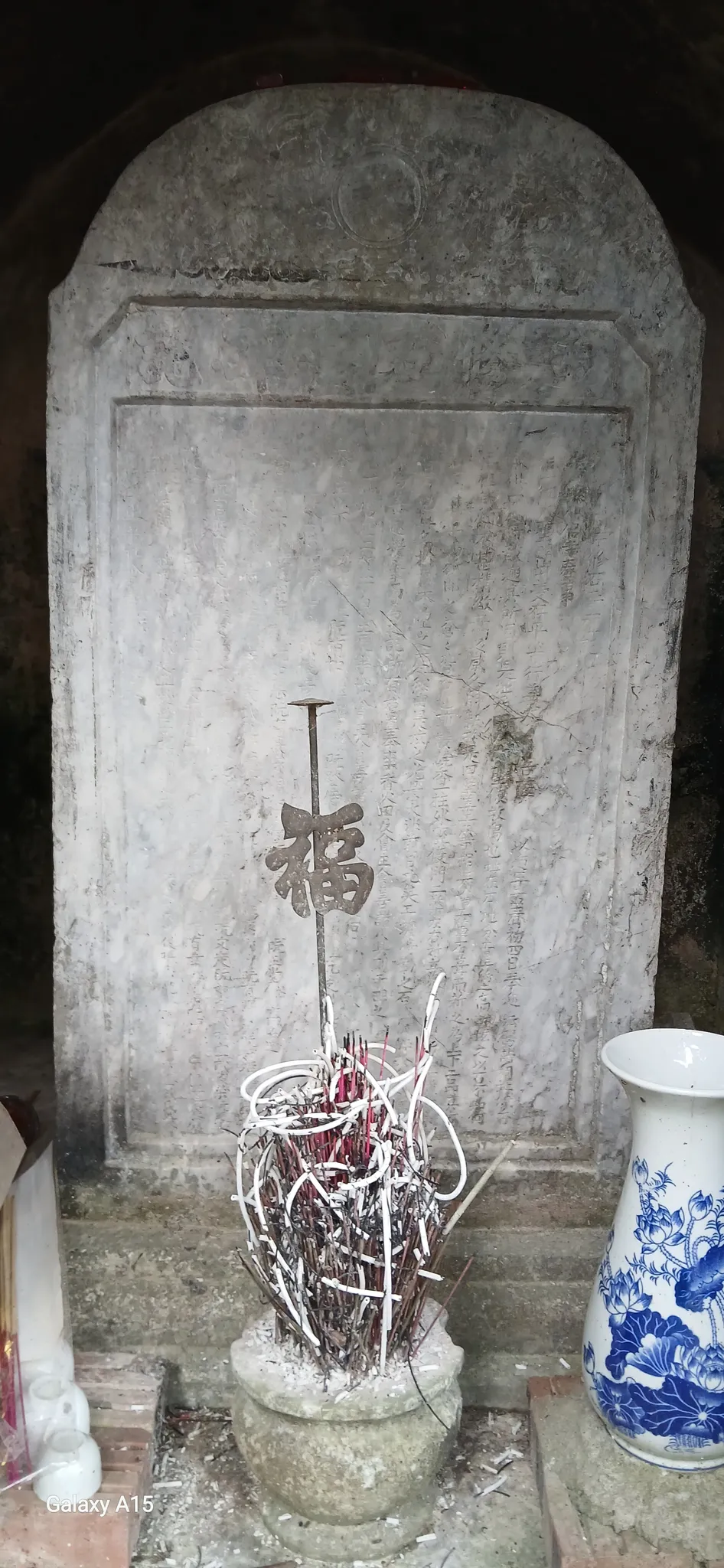 Bia đá ở di tích đình Quán Thánh Quyết Tiến, Tiên Phương