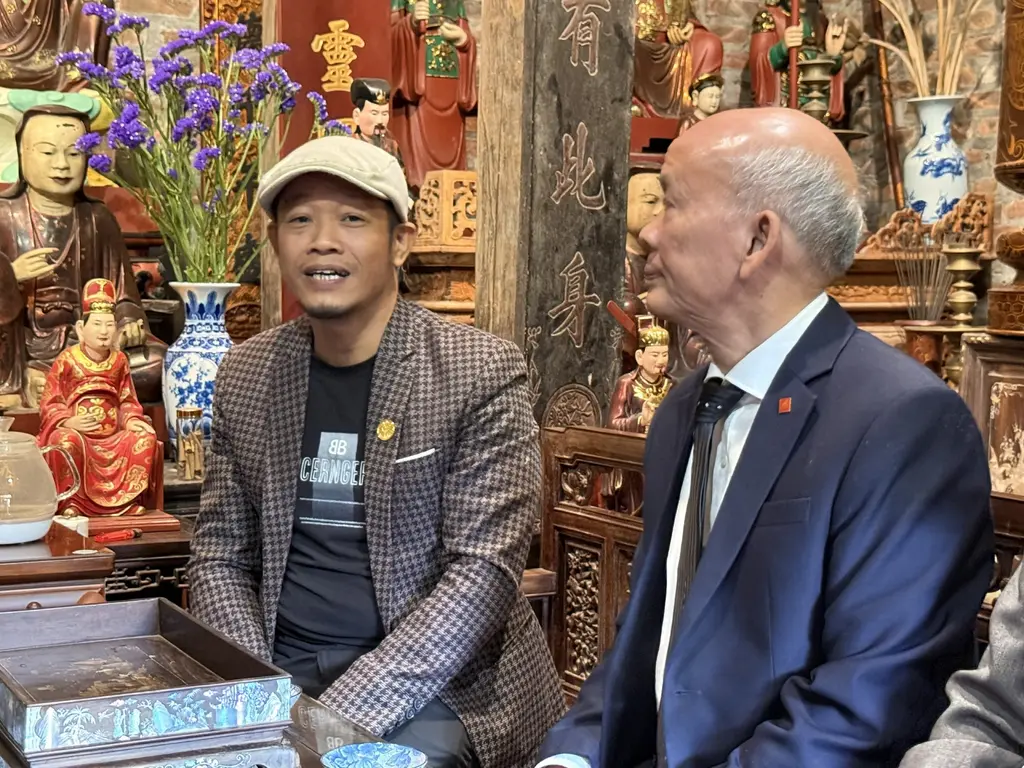 Tham quan và làm việc với Nghệ nhân Nguyễn Viết Lợi (bên trái)