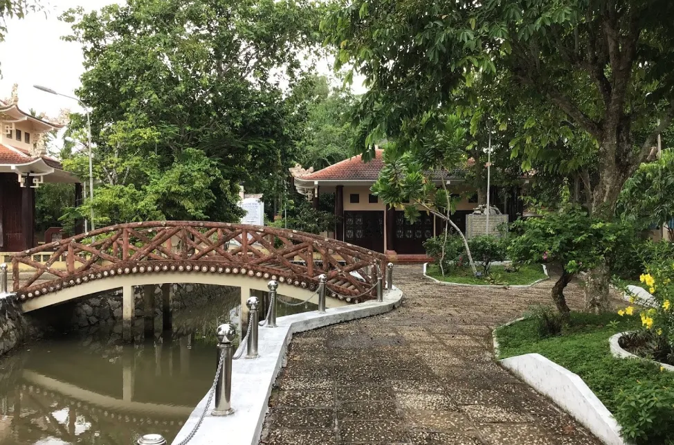 Cảnh quan không gian di tích Mộ Nhà Thơ Phan Văn Trị