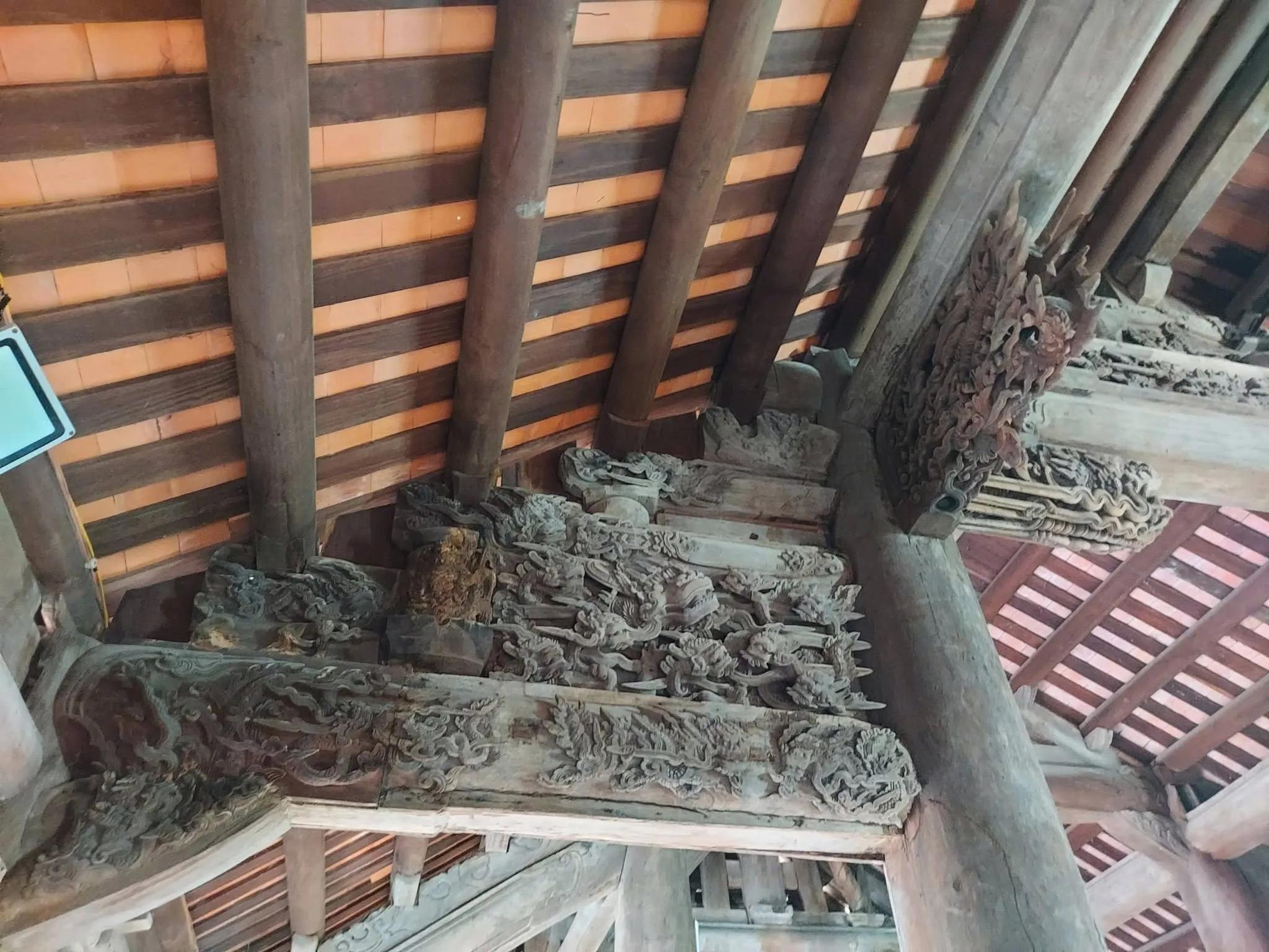 Hoạ tiết chạm khắc trang trí trên nóc đền An Cố
