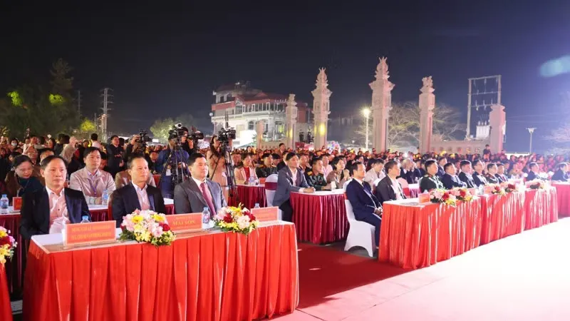 Các đại biểu dự đêm khai mạc Tuần lễ hội Yên Thế