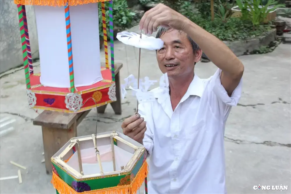 Nghệ nhân Vũ Văn Sinh cùng các bước làm ra đèn kéo quân