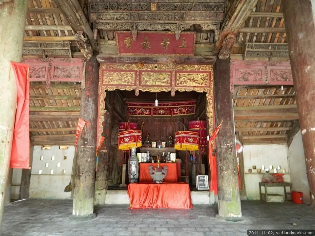 Gian thờ bên trong Đình Đông Viên