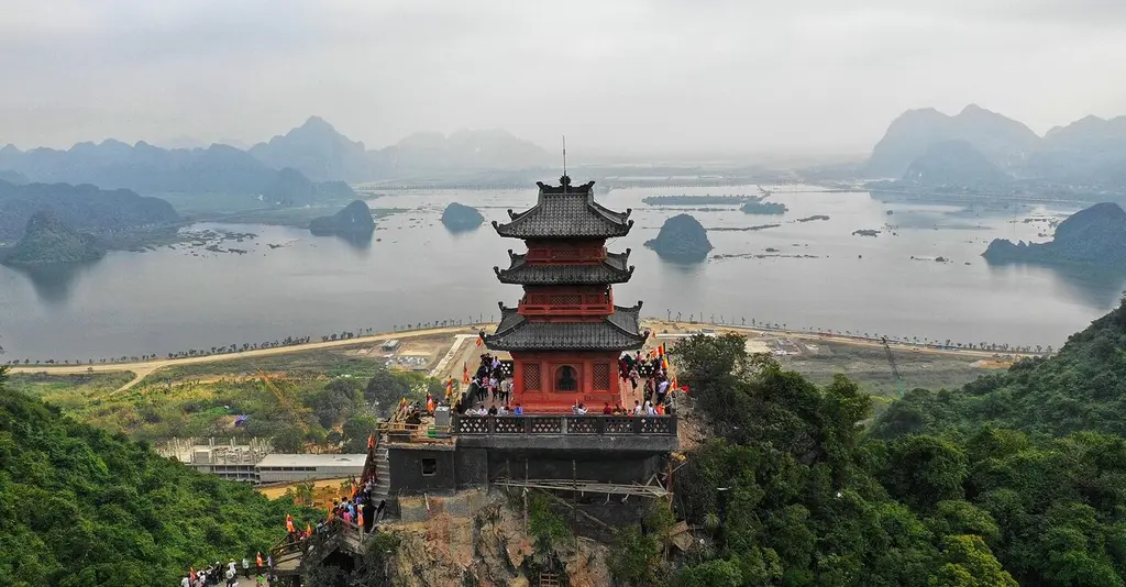 Chùa Hương nhìn từ trên cao