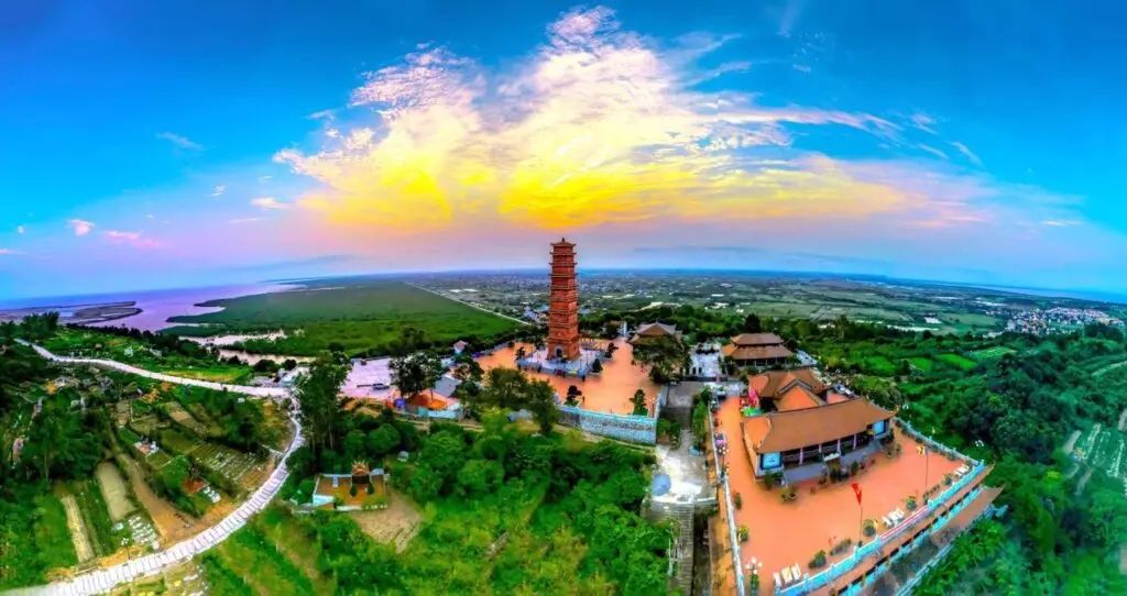 Tháp Tường Long nhìn từ xa