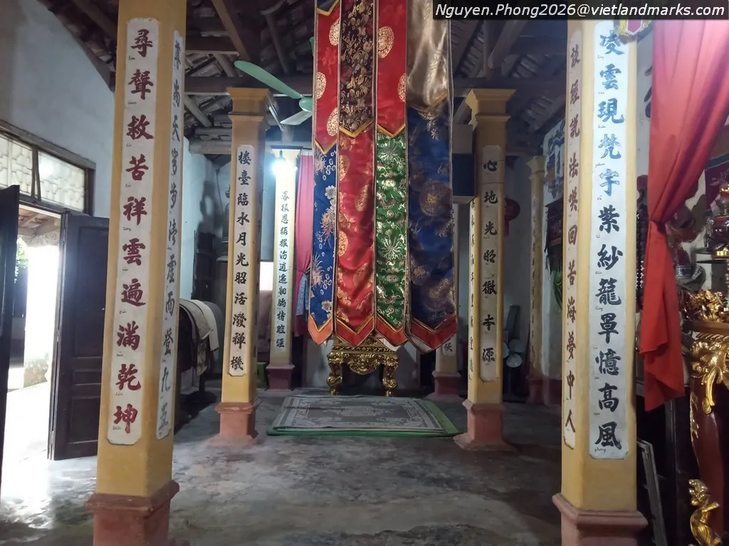 Không gian bên trong Chùa Giai Sơn