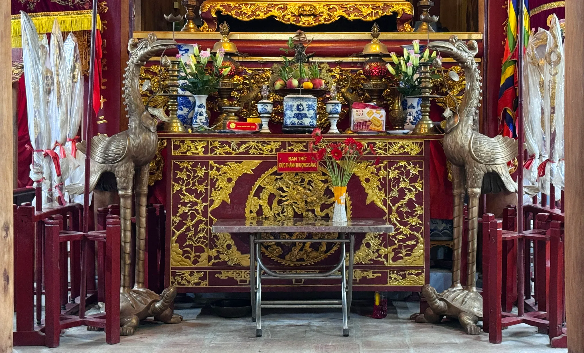 Ban thờ đức thánh thượng đẳng trong đình Kiều Mai