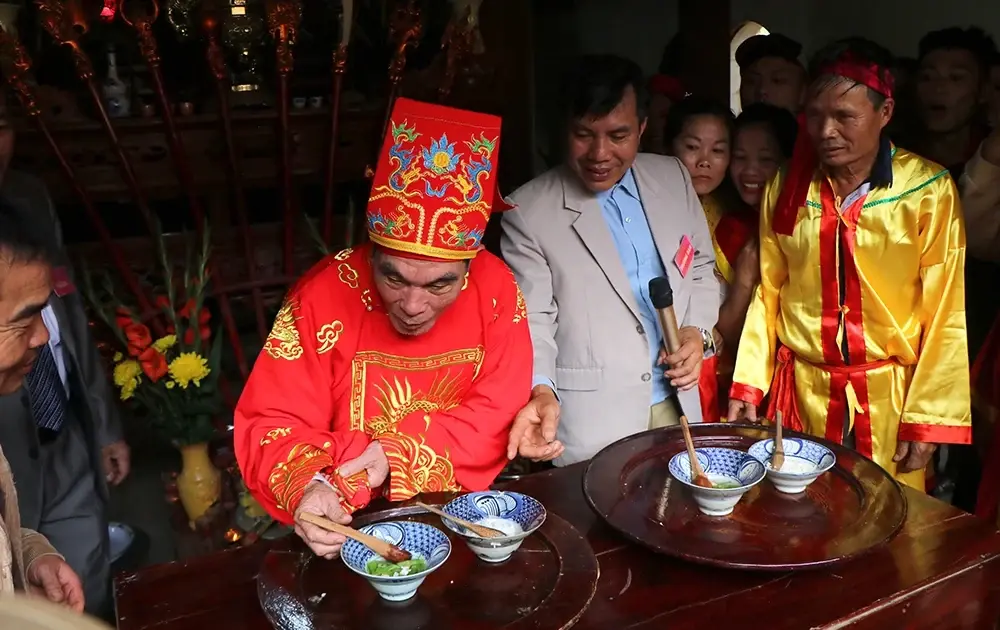 Cụ chủ tế cũng là người thẩm định phần thi của hai đội tại Lễ hội đình Gia Dụ