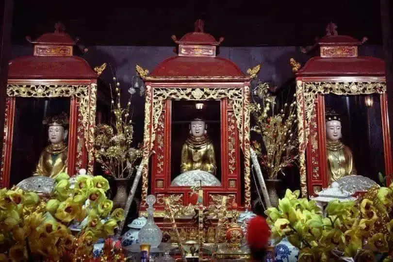Cảnh quan bên trong di tích Đền Mẫu thôn Quế Dương