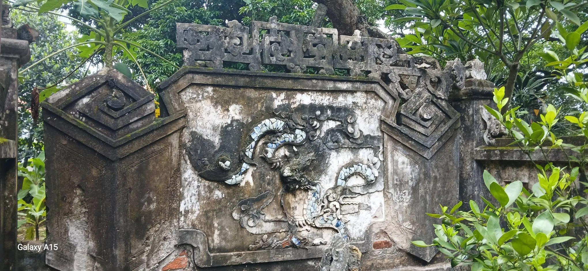 Hoạ tiết trang trí trên tường đình làng Lam Điền