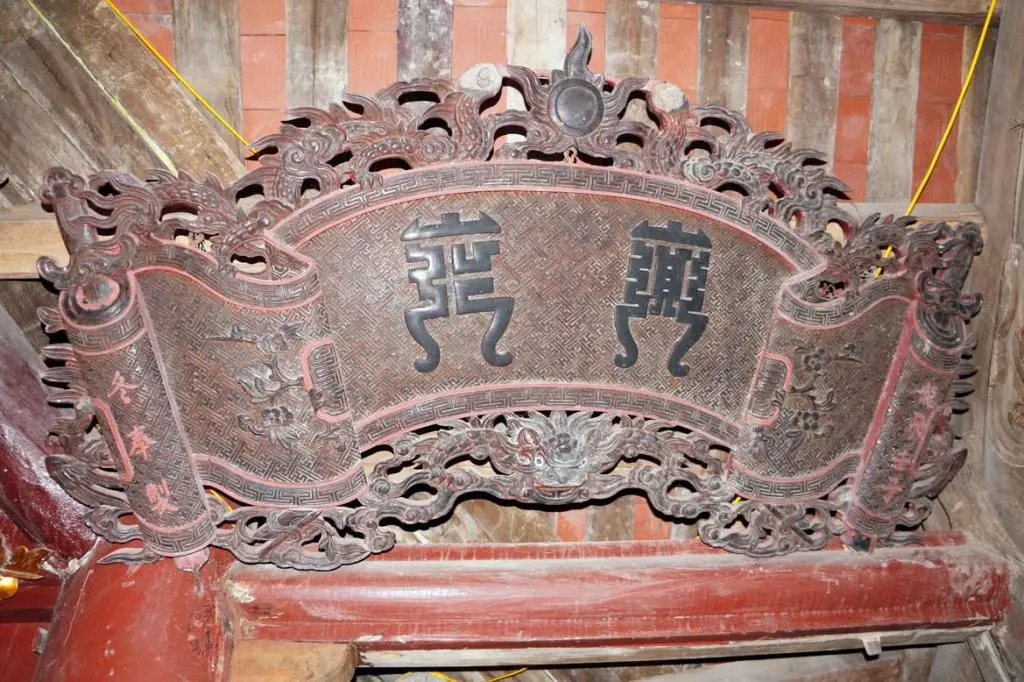 Bức hoành phi tại Đình Hú