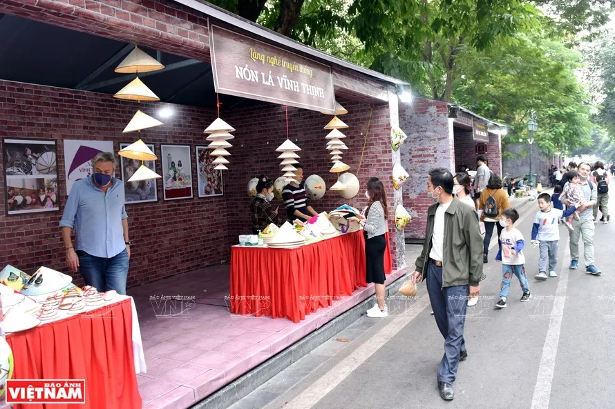 Gian hàng Nón lá Vĩnh Thịnh góp mặt tại không gian văn hóa dân gian trong đời sống đương đại Hà Nội 2020.