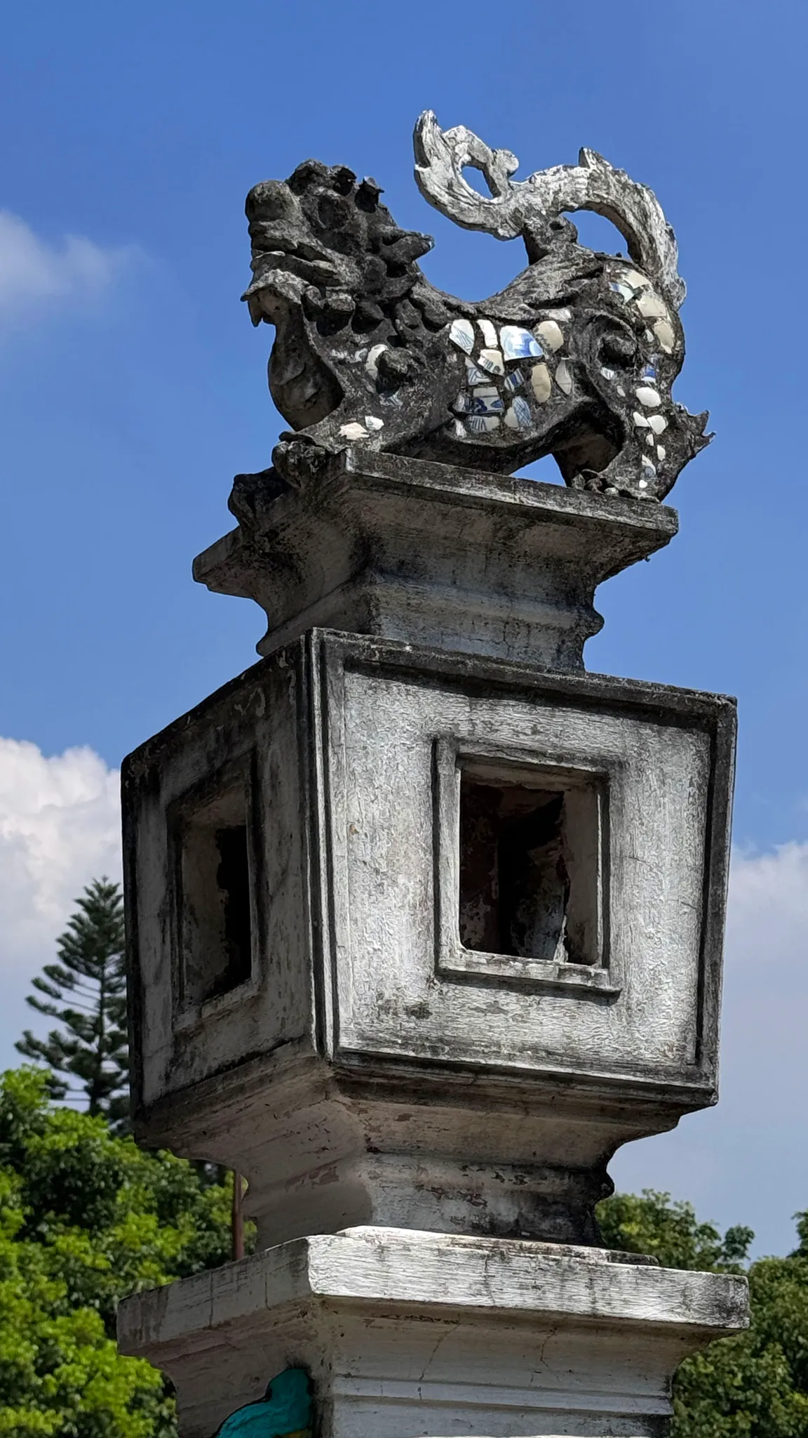 Hình tượng nghê trên trụ biểu cổng vào khu lăng mộ Đức thánh làng Hậu Ái