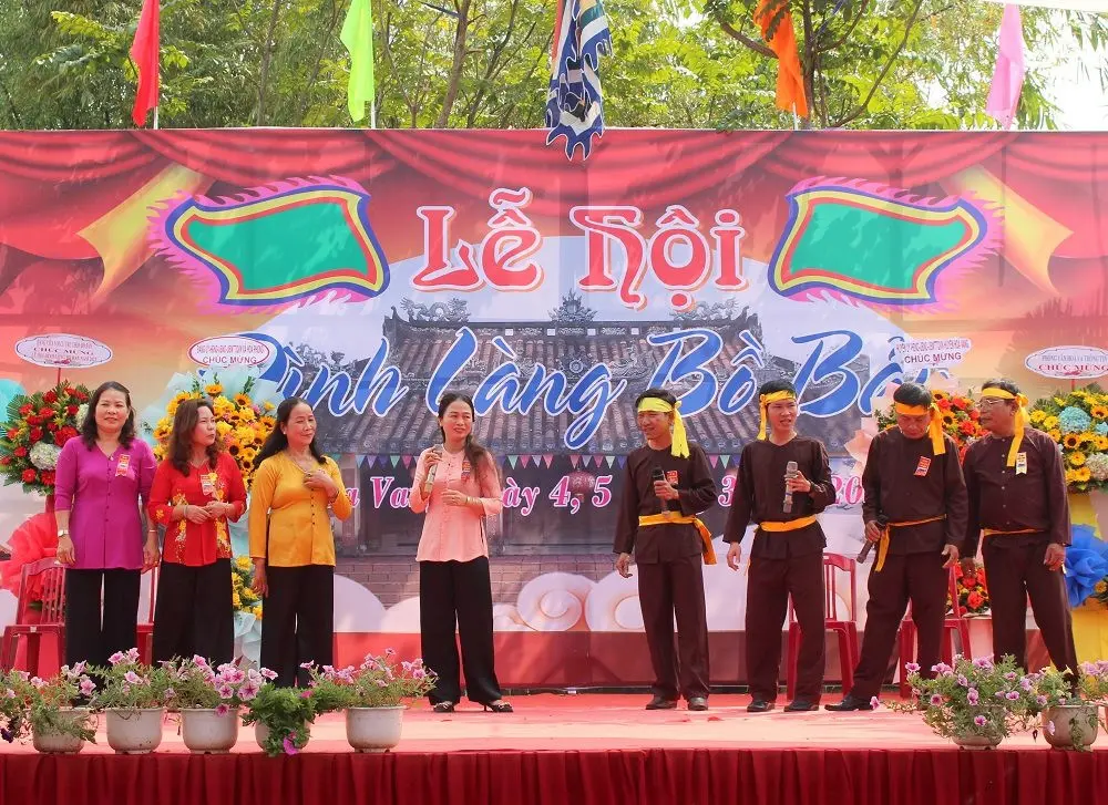 Thi hát hò khoan đối đáp tại Lễ hội đình làng Bồ Bản