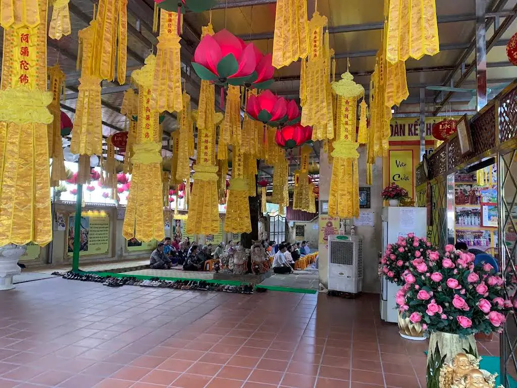 Cảnh quan bên trong di tích Chùa Đông Dư Hạ (Phù Quang Tự)