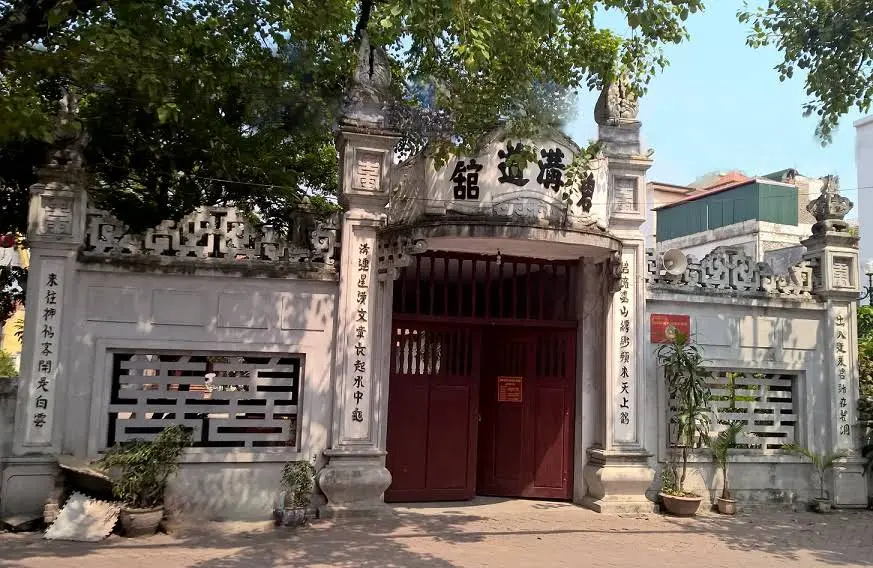 Cổng di tích Bích Câu Đạo Quán