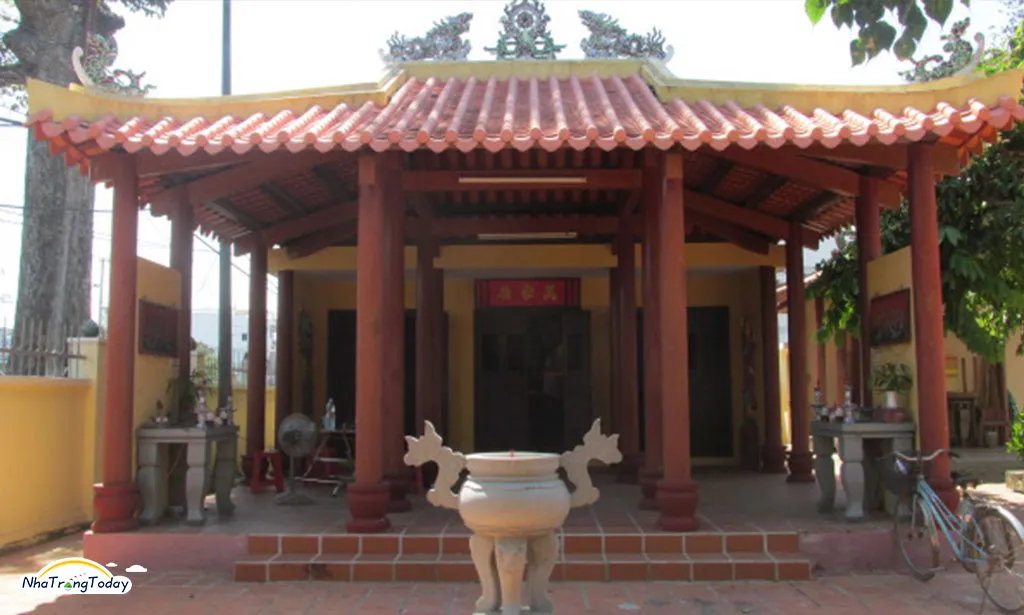 Bên ngoài Miếu thờ Trịnh Phong