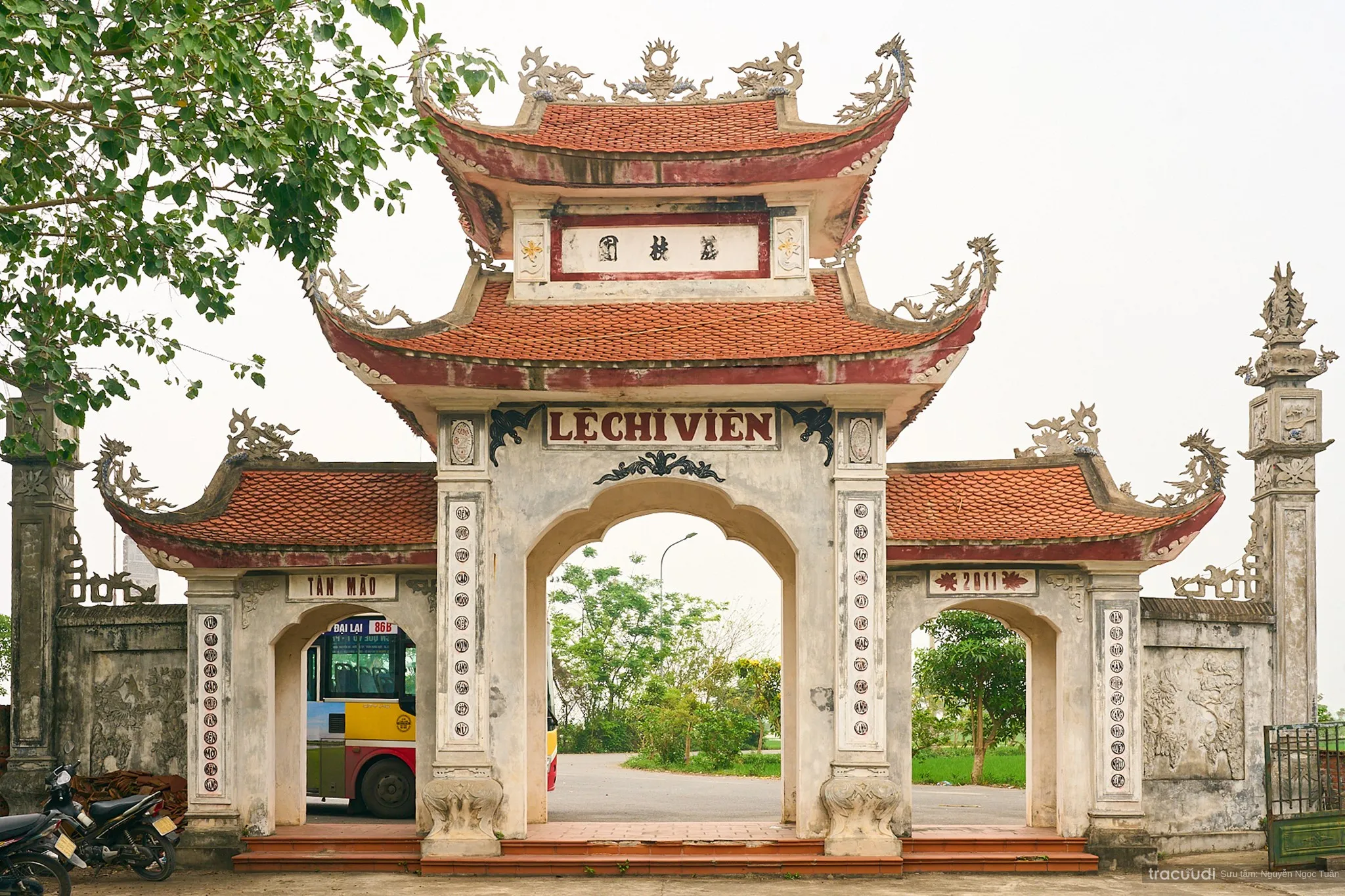 Cổng tam quan di tích Lệ Chi Viên