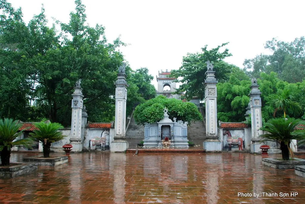 Khung cảnh tại Đền Cuông